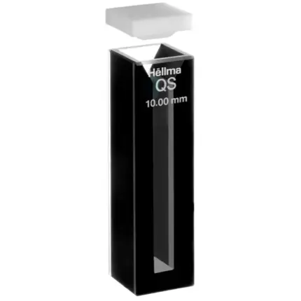 Hellma Halb-Mikro-Küvette aus Quarzglas QS mit geschwärzten Seitenwänden für UV/VIS-Messungen mit 10 mm Schichtdicke.