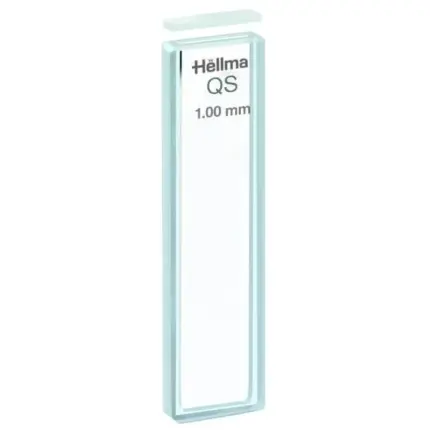 350 µl Hellma Makro-Küvette Typ 100 aus Quarzglas (200–2500 nm) mit 1 mm Schichtdicke und Abdeckplättchen für die Spektroskopie.
