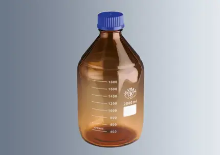 Freigestellte Marienfeld Laborflasche aus braunem Borosilikatglas 3.3 SIMAX (2000 ml) mit blauer Schraubkappe für Laboranwendungen.