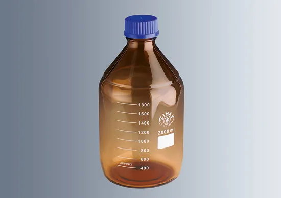Marienfeld Laborflasche braun Borosilikatglas 3.3 SIMAX 2000 ml Freigestellte Marienfeld Laborflasche aus braunem Borosilikatglas 3.3 SIMAX (2000 ml) mit blauer Schraubkappe für Laboranwendungen.