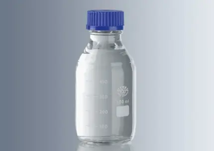 Freigestellte Marienfeld Laborflasche aus klarem Borosilikatglas 3.3 SIMAX (500 ml) mit blauer Schraubkappe für Laboranwendungen.