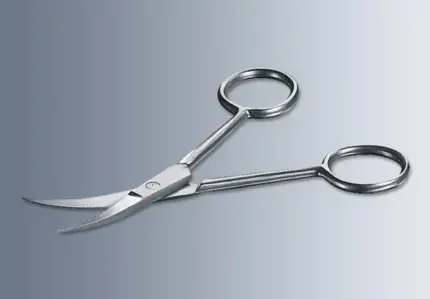 Gebogene Marienfeld Mikroskopierschere aus Edelstahl (100 mm) mit spitzen Klingen für feine Präparationen im Labor.