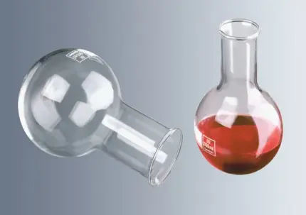 Freigestellte Marienfeld Rundkolben aus Borosilikatglas 3.3 (Enghals) in verschiedenen Ansichten, einer mit roter Testflüssigkeit, für Laboranwendungen.
