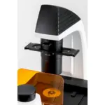 KERN OCM 167 inverses Fluoreszenzmikroskop (Detailansicht) mit Trinokulartubus und optischen Komponenten