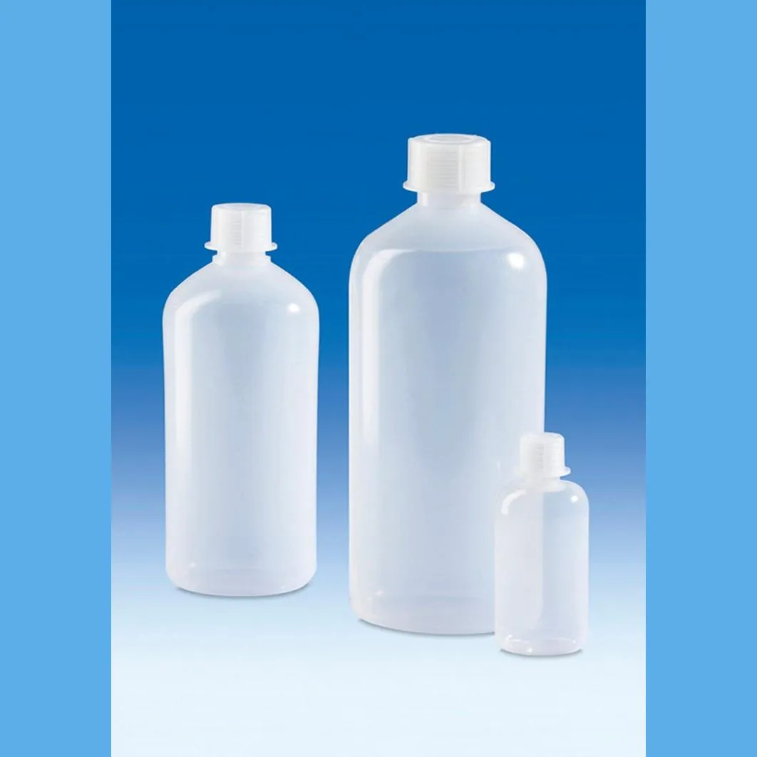 VITLAB Enghalsflaschen aus PE-LD mit hoher Schulter transparent Drei transparente VITLAB Enghalsflaschen aus PE-LD mit hoher Schulter in verschiedenen Größen und mit weißer Schraubkappe für Laboranwendungen.