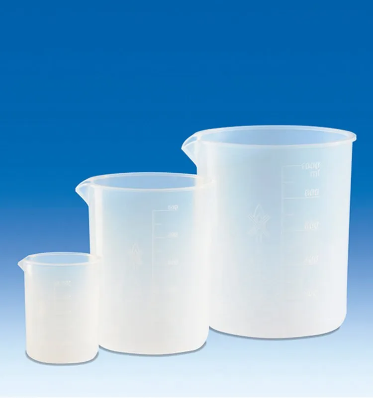 VITLAB Griffinbecher aus PFA transparent mit erhabener Skala Set Set aus mehreren transparenten VITLAB Griffinbechern aus PFA mit erhabener Skala und Ausguss für chemikalienbeständige Laboranwendungen.