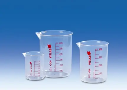 Set aus mehreren glasklaren VITLAB Griffinbechern aus PMP (Polymethylpenten) mit aufgedruckter roter Skala und Ausguss für Laboranwendungen.