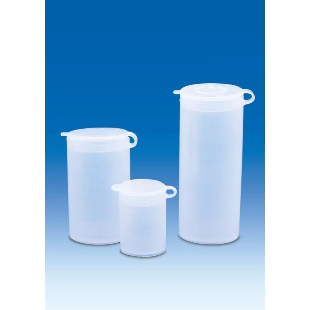 VITLAB Probenbehälter aus PE-LD transparent mit Schnappdeckel Gruppe von drei transparenten VITLAB Probenbehältern aus PE-LD mit anhängendem Schnappdeckel vor blauem Hintergrund.