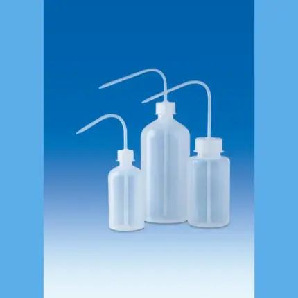 Drei transparente VITLAB Spritzflaschen aus PE-LD/PP in verschiedenen Größen mit weißer Schraubkappe und gebogenem Spritzrohr für den Laborbedarf.