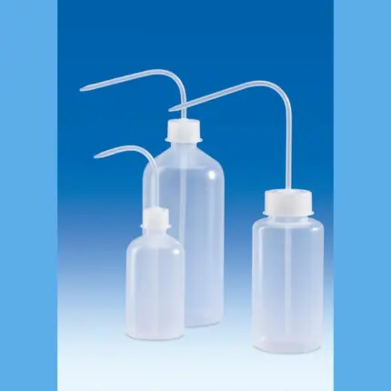 Drei transparente VITLAB Spritzflaschen aus Polypropylen (PP) in verschiedenen Größen mit weißer Schraubkappe und feinem Spritzrohr für Laboranwendungen.