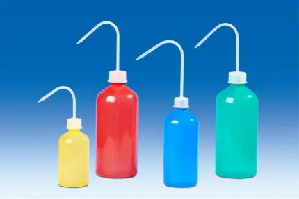 Vier farbige VITLAB Spritzflaschen (gelb, rot, blau, grün) aus PE-LD/PP mit Enghals und gebogenem Spritzrohr für den Laborbedarf.