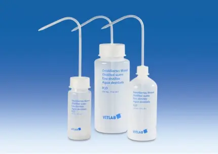 Drei transparente VITLAB Spritzflaschen mit Aufdruck „Destilliertes Wasser“, weißer Schraubkappe und feinem Spritzrohr in verschiedenen Größen.