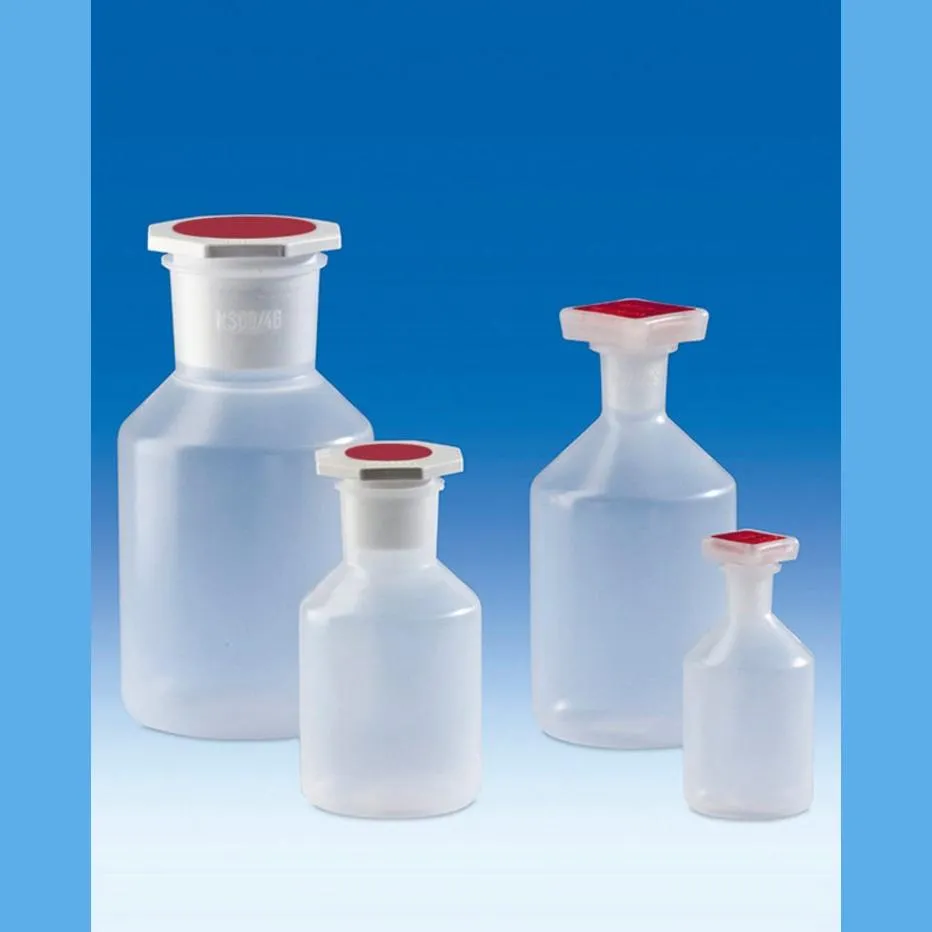 VITLAB Steilbrustflaschen aus Polypropylen PP transparent mit NS-Stopfen Vier transparente VITLAB Steilbrustflaschen aus Polypropylen (PP) in verschiedenen Größen mit NS-Stopfen und roten Stopfenköpfen für den Laborbedarf.