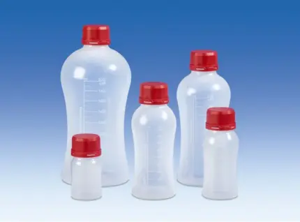 Fünf transparente VITLAB VITgrip Laborflaschen aus Polypropylen (PP) in verschiedenen Größen mit GL-45-Gewinde und rotem Originalitätsverschluss für den Laborbedarf.