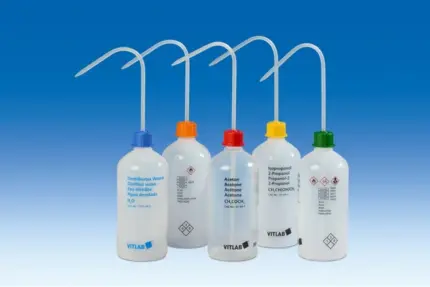 Fünf VITLAB VITSafe Sicherheitsspritzflaschen mit Enghals, GHS-Bedruckung, VENT-CAP und verschiedenen farbigen Schraubkappen.