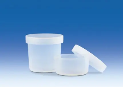 Set aus mehreren VITLAB Abdampfschalen aus PFA mit PE-Schnappdeckel und konischer Bodenvertiefung für chemikalienbeständige Laboranwendungen.