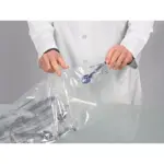Laborangestellter entnimmt einen einzeln steril verpackten, detektierbaren blauen Bürkle SteriPlast Probenlöffel aus der Verpackung.