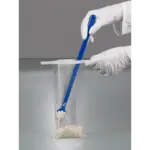 Anwendung des blauen Bürkle SteriPlast Probenlöffels mit langem Griff bei der sterilen Probenahme von Granulat aus einem Beutel.