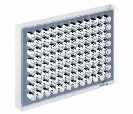 Hellma Mikrotestplatte aus synthetischem Quarzglas (QG) mit 96 Näpfchen für optische Messungen und Analysen im Labor.