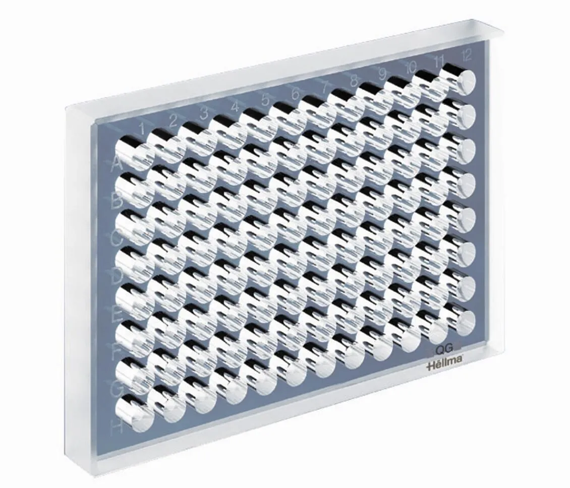 Hellma Mikrotestplatte aus synthetischem Quarzglas 96 Näpfchen Hellma Mikrotestplatte aus synthetischem Quarzglas (QG) mit 96 Näpfchen für optische Messungen und Analysen im Labor.
