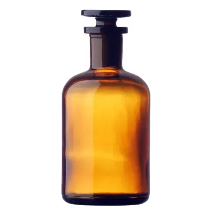 Freigestellte hecht Enghalsflasche (Rundschulter) aus Braunglas mit Glasstopfen für die lichtgeschützte Probenlagerung im Labor.