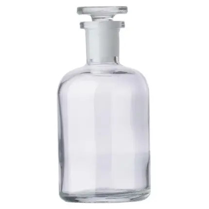Freigestellte hecht Enghalsflasche (Rundschulter) aus Klarglas mit Glasstopfen für die sichere Lagerung von Flüssigkeiten und Proben im Labor.