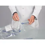 Laborangestellter entnimmt einen einzeln steril verpackten, blauen Bürkle SteriPlast Löffel aus der Großverpackung.