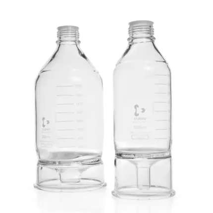 Zwei klare DURAN GL 45 HPLC-Vorratsflaschen mit konischem Boden, Volumenskalierung und GL 45 Gewinde in den Größen 1000 ml und 2000 ml im freigestellten Format