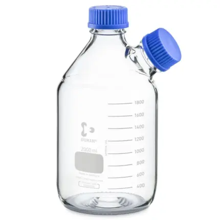 Transparente DURAN GL 45 HPLC-Vorratsflasche mit GL 45 Seitenhals, 2000 ml Fassungsvermögen, blauen Schraubkappen, Volumenskala und Retrace-Code in Vorderansicht im freigestellten Format