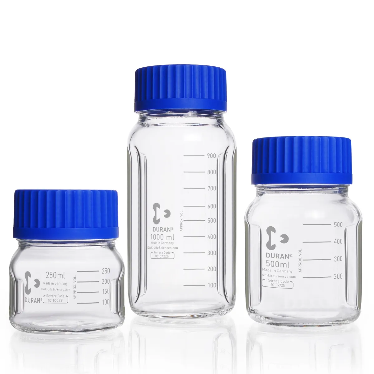 DURAN GLS 80 Laborflasche mit Schikanen Borosilikatglas 3.3 Vier transparente DURAN GLS 80 Laborflaschen mit Schikanen, weithalsig, blauen Schraubkappen und unterschiedlichen Füllvolumina in Vorderansicht im freigestellten Format