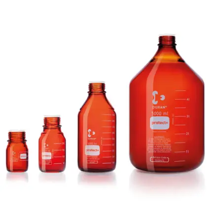 Sortiment von vier braunen DURAN protect plus Laborflaschen mit Sicherheitsbeschichtung, Volumenskalierung und UV-Schutz in verschiedenen Volumengrößen von 100 ml bis 5000 ml im freigestellten Format