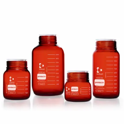 Sortiment von vier braunen DURAN protect plus Weithals-Laborflaschen mit GLS 80 Gewinde, Sicherheitsbeschichtung und Volumenskalierung in verschiedenen Volumengrößen von 500 ml bis 2000 ml im freigestellten Format