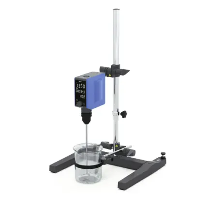 IKA EUROSTAR 60d H-stand Solution Rührwerk Komplett-Set mit stabilem H-Stativ, Becherglas und Rührwelle in schräger Gesamtansicht vor weißem Hintergrund