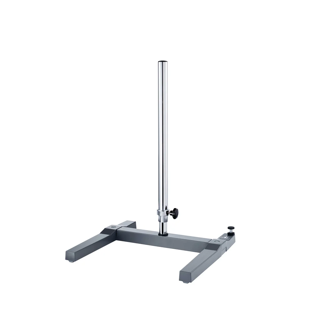 IKA R 2723 Teleskopstativ Ansicht des IKA R 2723 Teleskopstativs (Hub 390 mm, Höhe 620 – 1010 mm, Ø 34 mm, max. 10 kg Belastung) mit stabilem H-Fuß, ausziehbarer Teleskopstange und Arretierschraube vor weißem Hintergrund