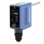 IKA EUROSTAR 100 control Rührwerk mit TFT-Farbdisplay, Drehregler und blauem Gehäuse in schräger Seitenansicht vor weißem Hintergrund