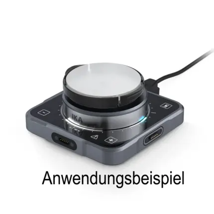 Anwendungsbeispiel des IKA MIXSTER Magnetrührers mit montiertem IKA MIX.VX Schüttelaufsatz mit weißer Oberseite und silberner Basis vor hellem Hintergrund