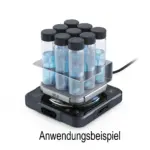 Anwendungsbeispiel des IKA MIXSTER Magnetrührers mit montierter IKA MIX.IX.28 Gefäßhalterung für neun Probengefäße mit blauer Flüssigkeit und integrierten Rührfischen vor hellem Hintergrund