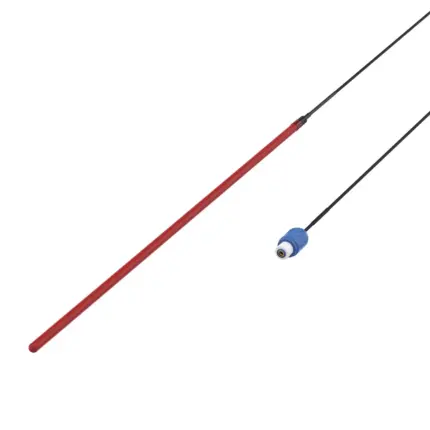 Ansicht des IKA H 71.45 Temperaturmessfühlers (450 mm, PTFE-ummantelt, -20 bis 200 °C) mit roter PTFE-Schutzhülle, Anschlusskabel und Steckverbinder vor weißem Hintergrund