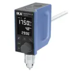 IKA MICROSTAR 7.5 control Kompakt-Laborrührwerk mit großem TFT-Display, Funktionstasten, Drehregler und Bohrfutter in schräger Gesamtansicht vor weißem Hintergrund
