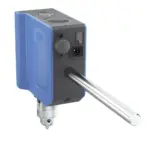 Rückansicht des IKA MICROSTAR 15 control Kompakt-Laborrührwerks mit integriertem Stativhalter, Anschlussbuchse und Netzeingang vor weißem Hintergrund
