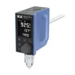 IKA MICROSTAR 15 control Kompakt-Laborrührwerk mit großem TFT-Display, Funktionstasten, Drehregler und Bohrfutter in schräger Gesamtansicht vor weißem Hintergrund