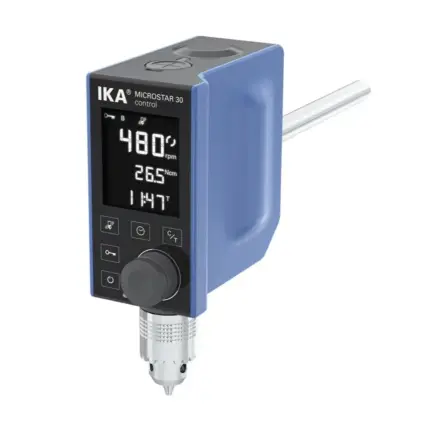 IKA MICROSTAR 30 control Kompakt-Laborrührwerk mit großem TFT-Display, Funktionstasten, Drehregler und Bohrfutter in schräger Gesamtansicht vor weißem Hintergrund