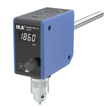 IKA NANOSTAR 7.5 digital Kompakt-Laborrührwerk mit digitaler LED-Anzeige, Drehregler und Bohrfutter in schräger Gesamtansicht vor weißem Hintergrund