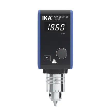 Frontalansicht des IKA NANOSTAR 7.5 digital Kompakt-Laborrührwerks mit digitaler LED-Anzeige, Ein-/Aus-Taste, Drehregler und Bohrfutter vor weißem Hintergrund