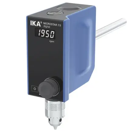 IKA MICROSTAR 7.5 digital Kompakt-Laborrührwerk mit digitaler LED-Anzeige, Drehregler und Bohrfutter in schräger Gesamtansicht vor weißem Hintergrund