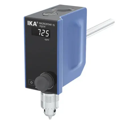 IKA MICROSTAR 15 digital Kompakt-Laborrührwerk mit digitaler LED-Anzeige, Drehregler und Bohrfutter in schräger Gesamtansicht vor weißem Hintergrund
