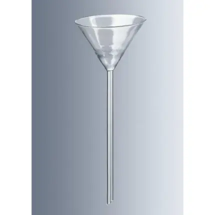 Marienfeld Simax Bunsentrichter nach DIN 12446 aus Borosilikatglas 3.3 mit glatten Oberflächen und ca. 150 mm langem Stiel in Vorderansicht im freigestellten Format