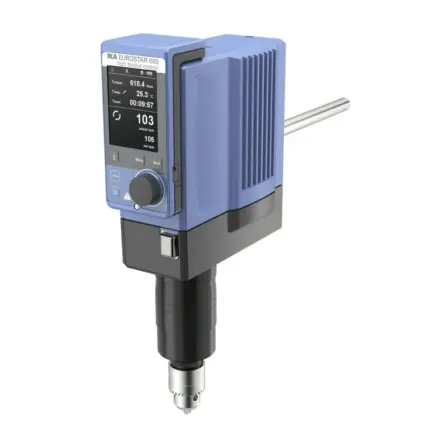 IKA EUROSTAR 660 high torque control Laborrührwerk mit abnehmbarem TFT-Display, Drehregler und blauer Kühlrippen-Verkleidung in schräger Seitenansicht vor weißem Hintergrund