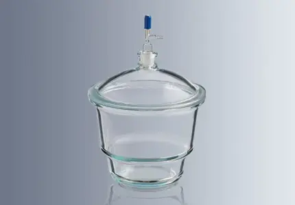 Marienfeld Simax Exsikkator nach DIN 12491 mit Planflansch, NS 24/29 und Ventil im austauschbaren Deckel aus Borosilikatglas 3.3 in Vorderansicht im freigestellten Format