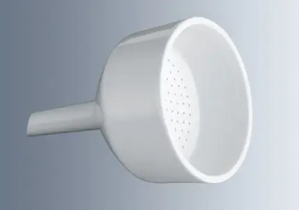 Marienfeld Porzellan Büchner-Trichter / Schlitzsiebnutschen mit integriertem Schlitzsieb für die Vakuumfiltration in Schrägansicht im freigestellten Format